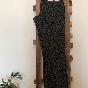 M - patterned olive and black Nike leggings